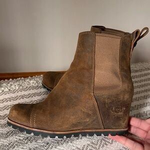 Women’s UGG leather wedge boots size 8 color brown